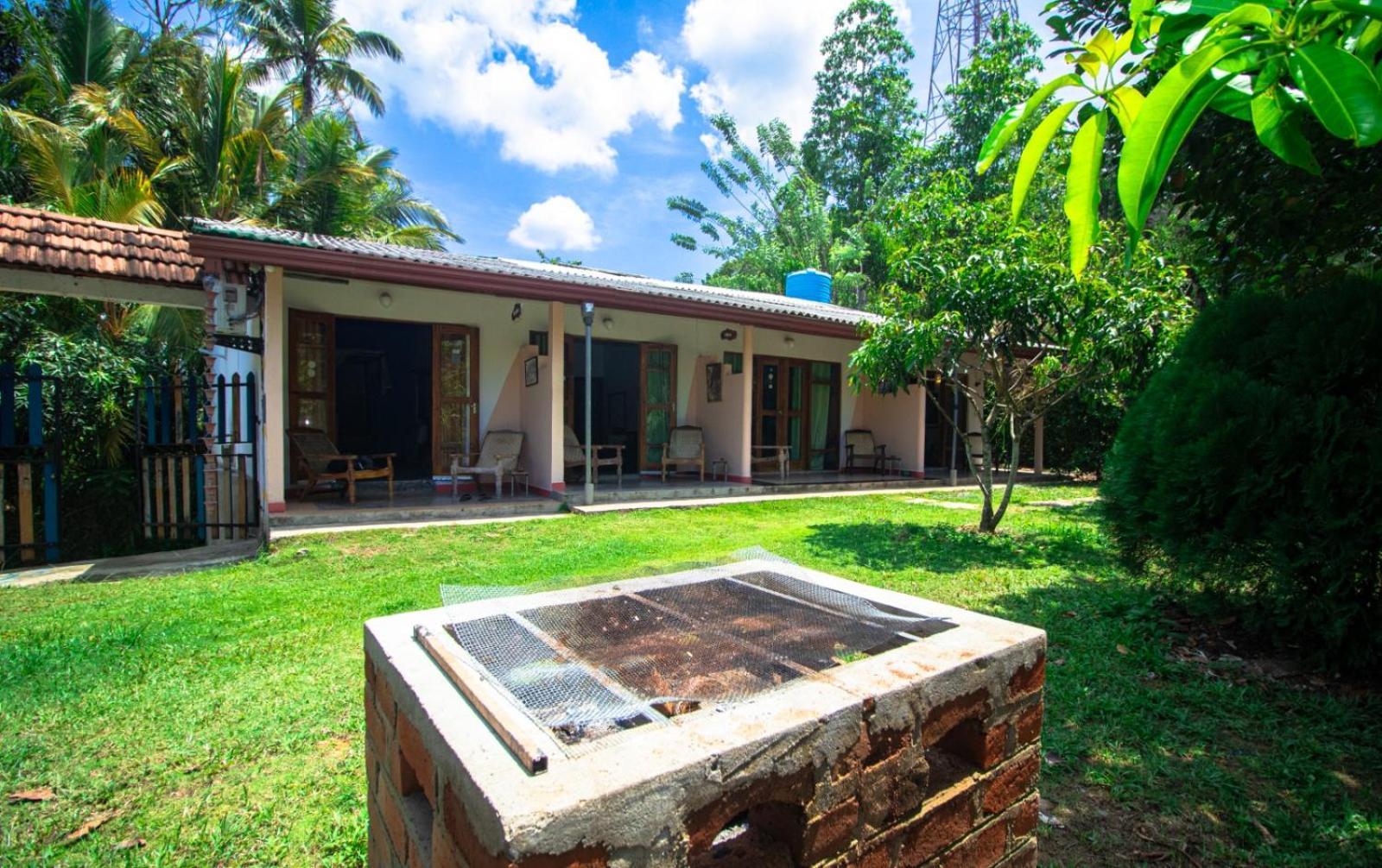 Hilltop Bungalow Hotel Mirissa Exterior photo