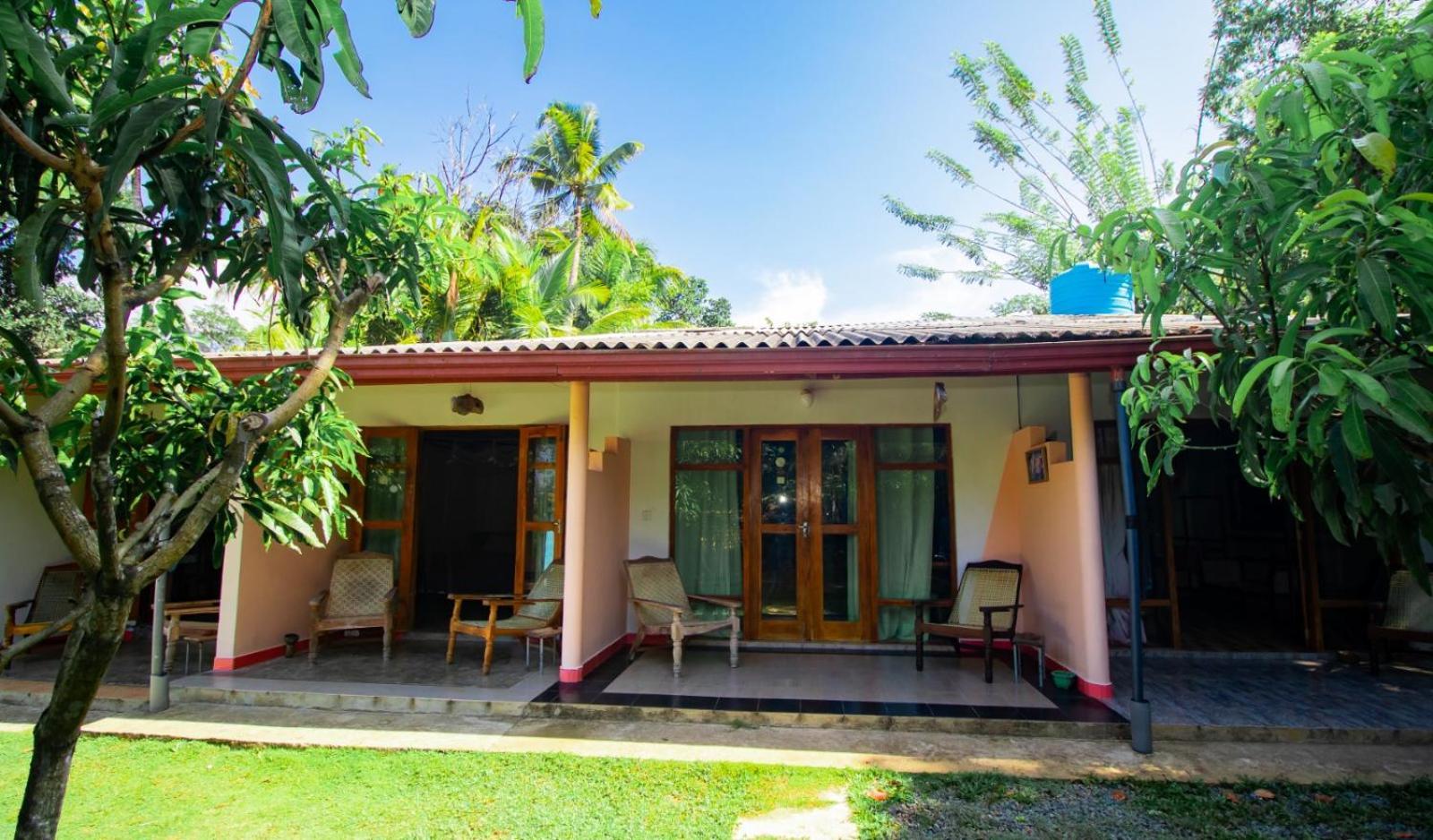 Hilltop Bungalow Hotel Mirissa Exterior photo