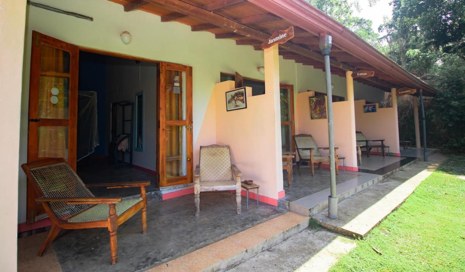 Hilltop Bungalow Hotel Mirissa Exterior photo